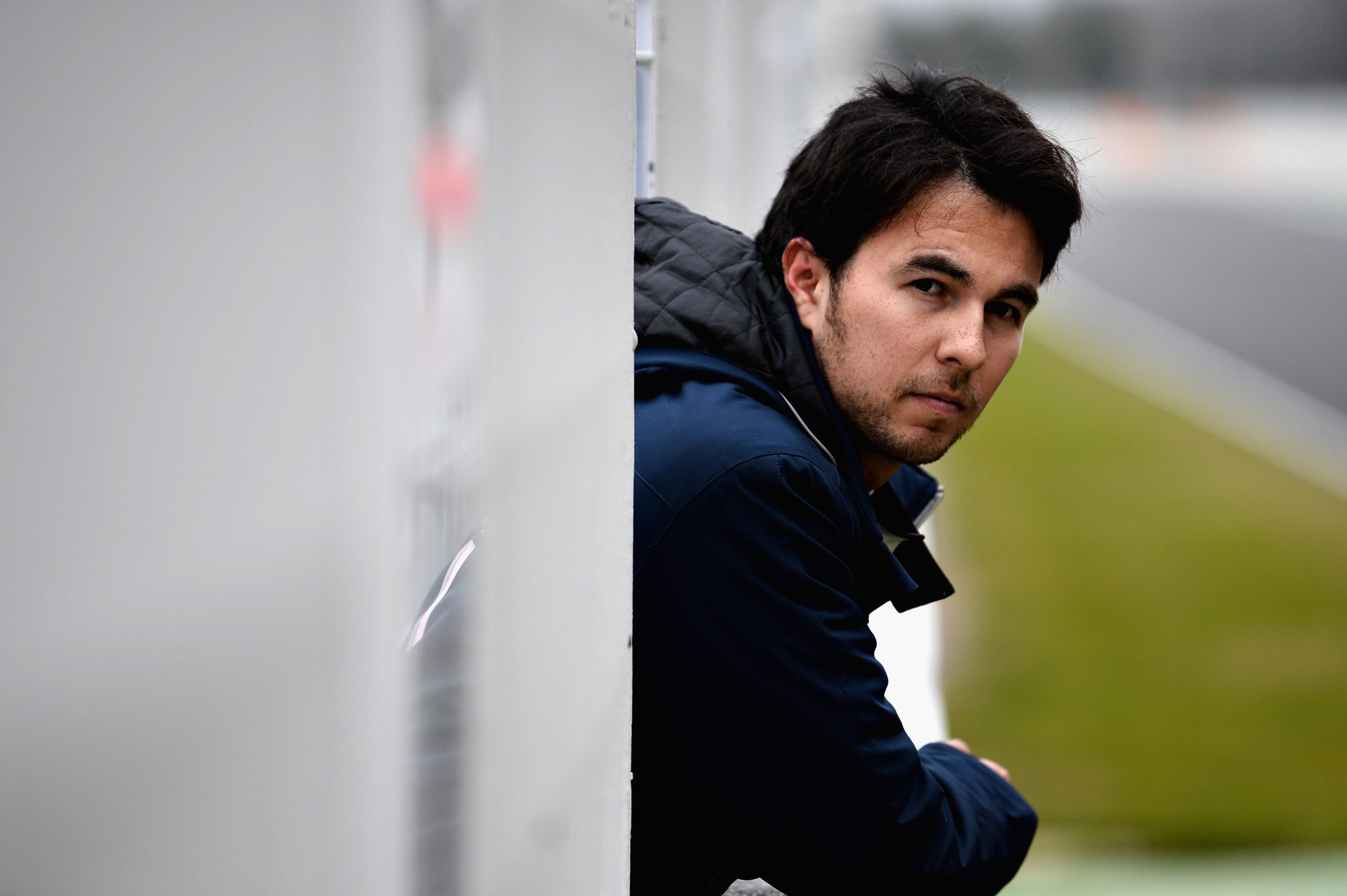 El mexicano correrá junto a Max Verstappen para el equipo en 2021.