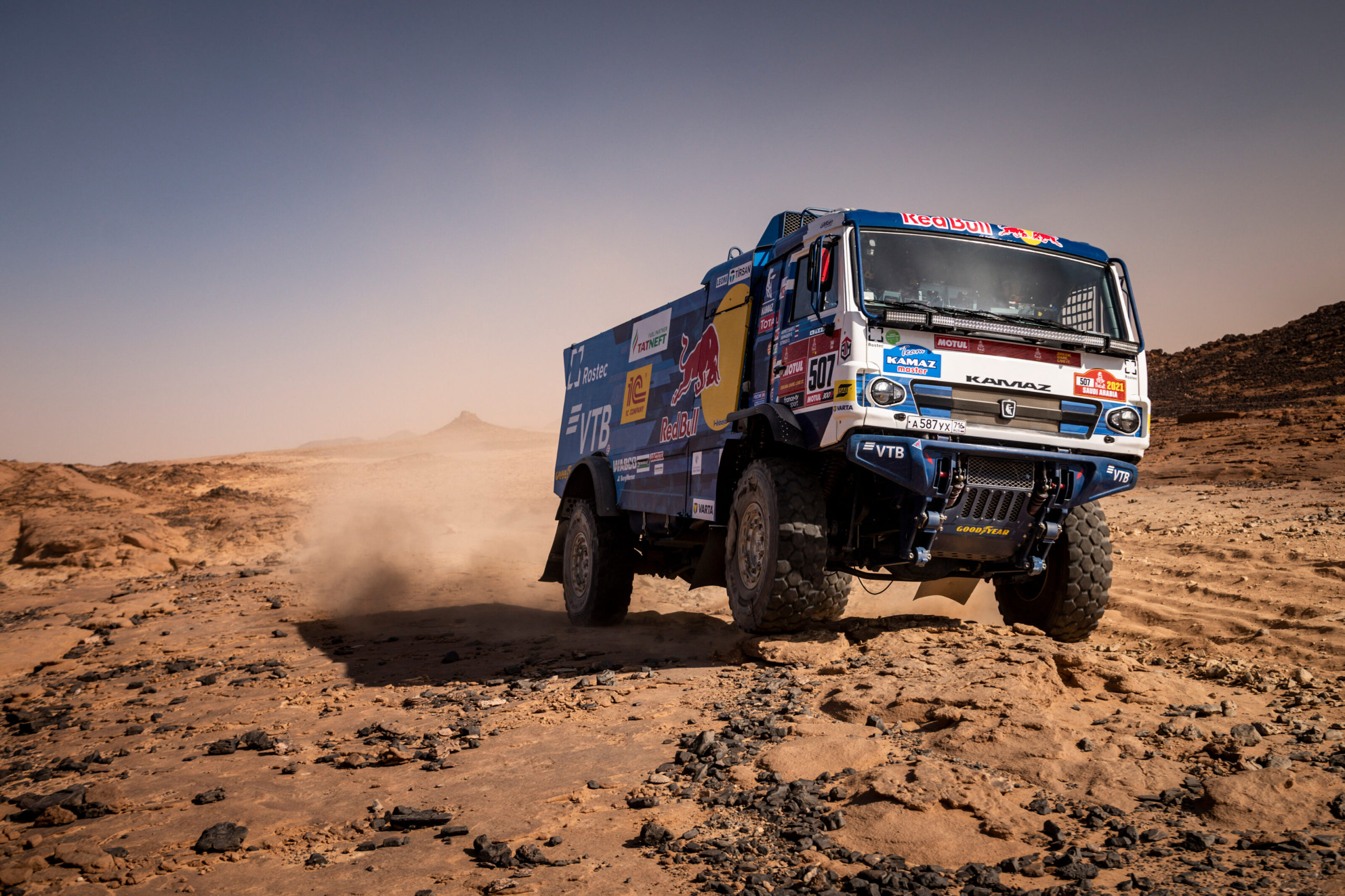 Las leyendas Al-Attiyah, Lopez y Sotnikov impresionan en otras categorías del Rally Dakar.