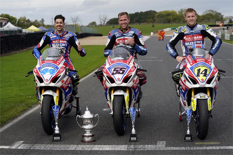Triple Buildbase  SUZUKI podium en la carrera del año