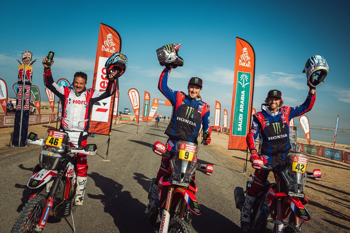 Pilotos Honda en el podio del Rally Dakar 2024