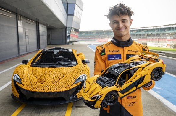 Lando Norris se enfrenta al circuito de Silverstone en un McLaren P1™ LEGO® Technic™ de tamaño real