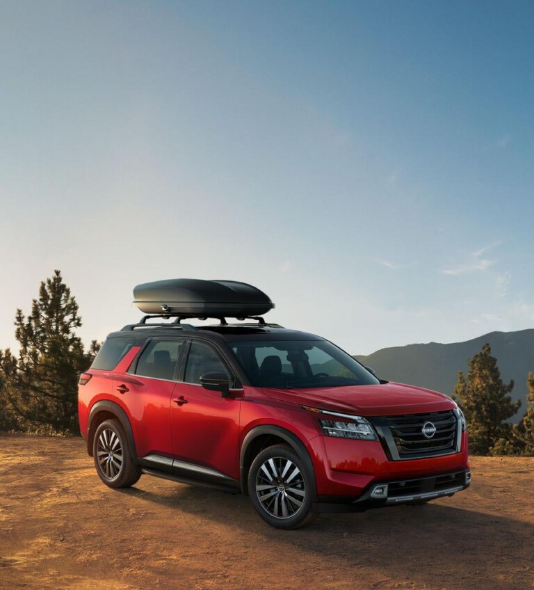 Nissan Pathfinder 2025, de los Mejores Autos para Sillas de Niño por Cars.com