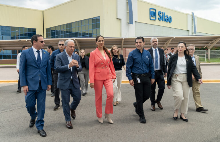 Gobernadora de Guanajuato inaugura nueva instalación de paneles solares en GM Complejo Silao