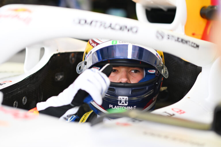 Nikola Tsolov completa su primer test de F1 con Visa Cash App Racing Bulls.