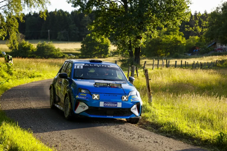 El Alpine A290 Rally Trophy se enfrenta al Mont Blanc.